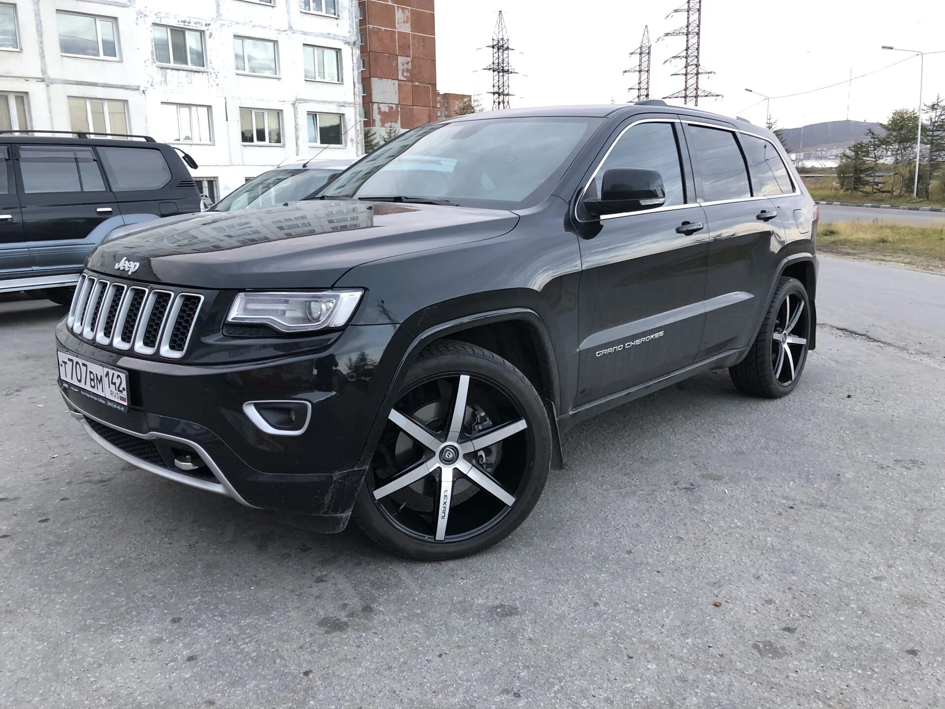 Диски r22 на Jeep Grand Cherokee. Jeep Grand Cherokee r22. Lexani диски Jeep Cherokee. Гранд Чероки на 22 дисках. Чероки 3 литра дизель