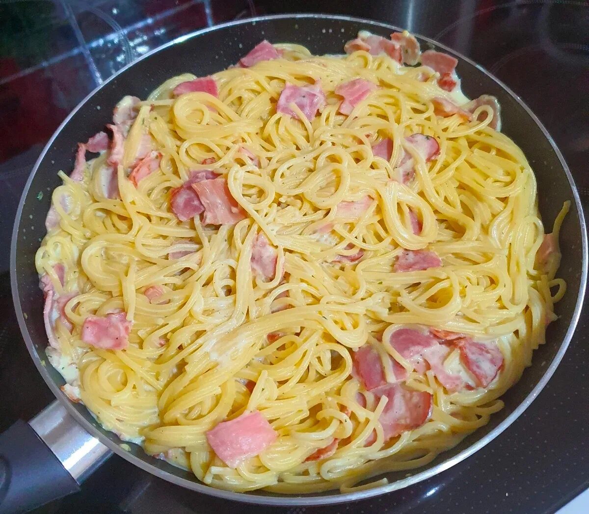 Как готовить пасту с беконом и сливками. Maggi карбонара. карбонара паста карбонара. спагетти для пасты карбонара. паста карбонара с беконом.