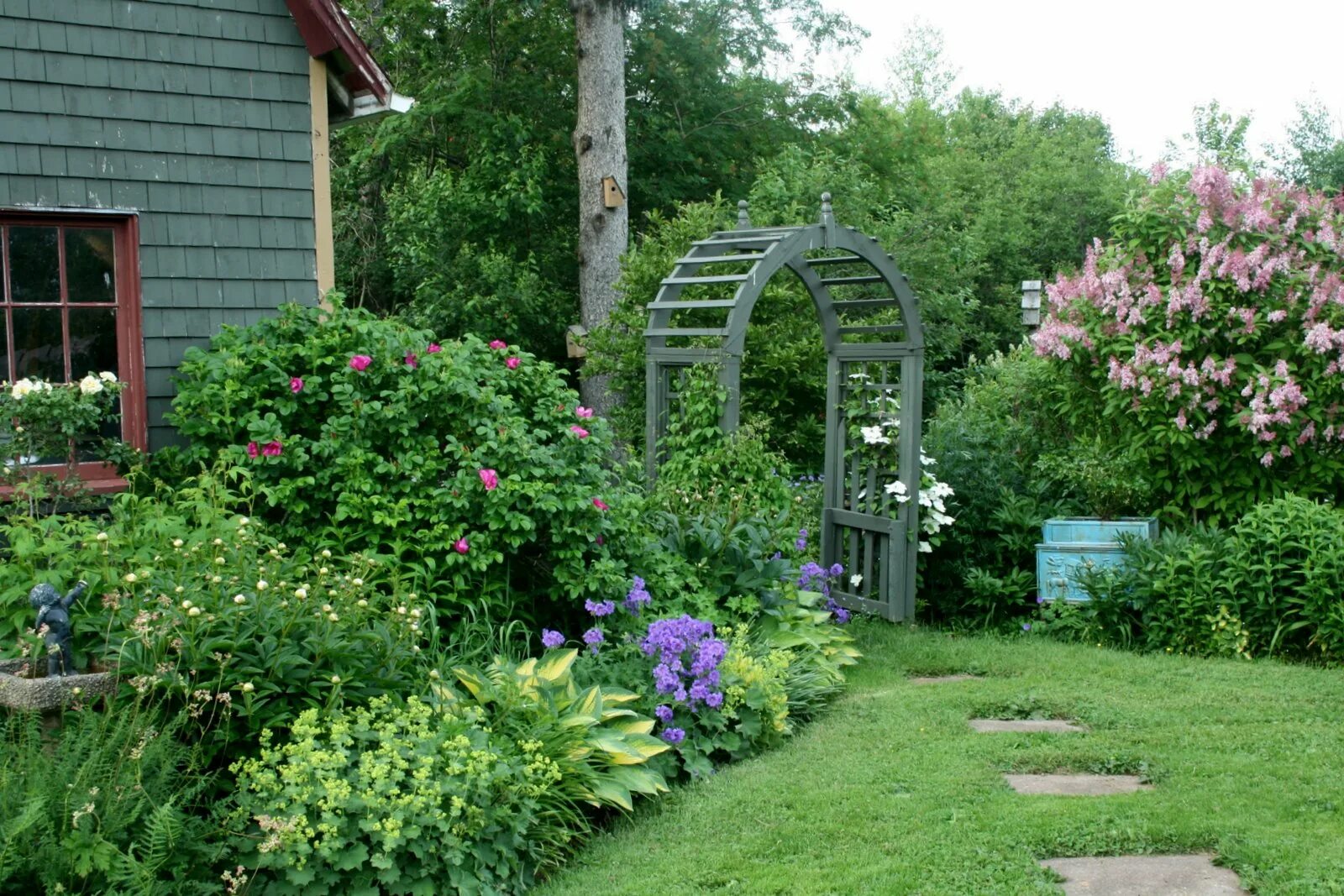 Мой сад. Сад Каролин Айкен. Канада. Цветочный уголок на даче. Красивые уголки сада. Укромный уголок в саду.