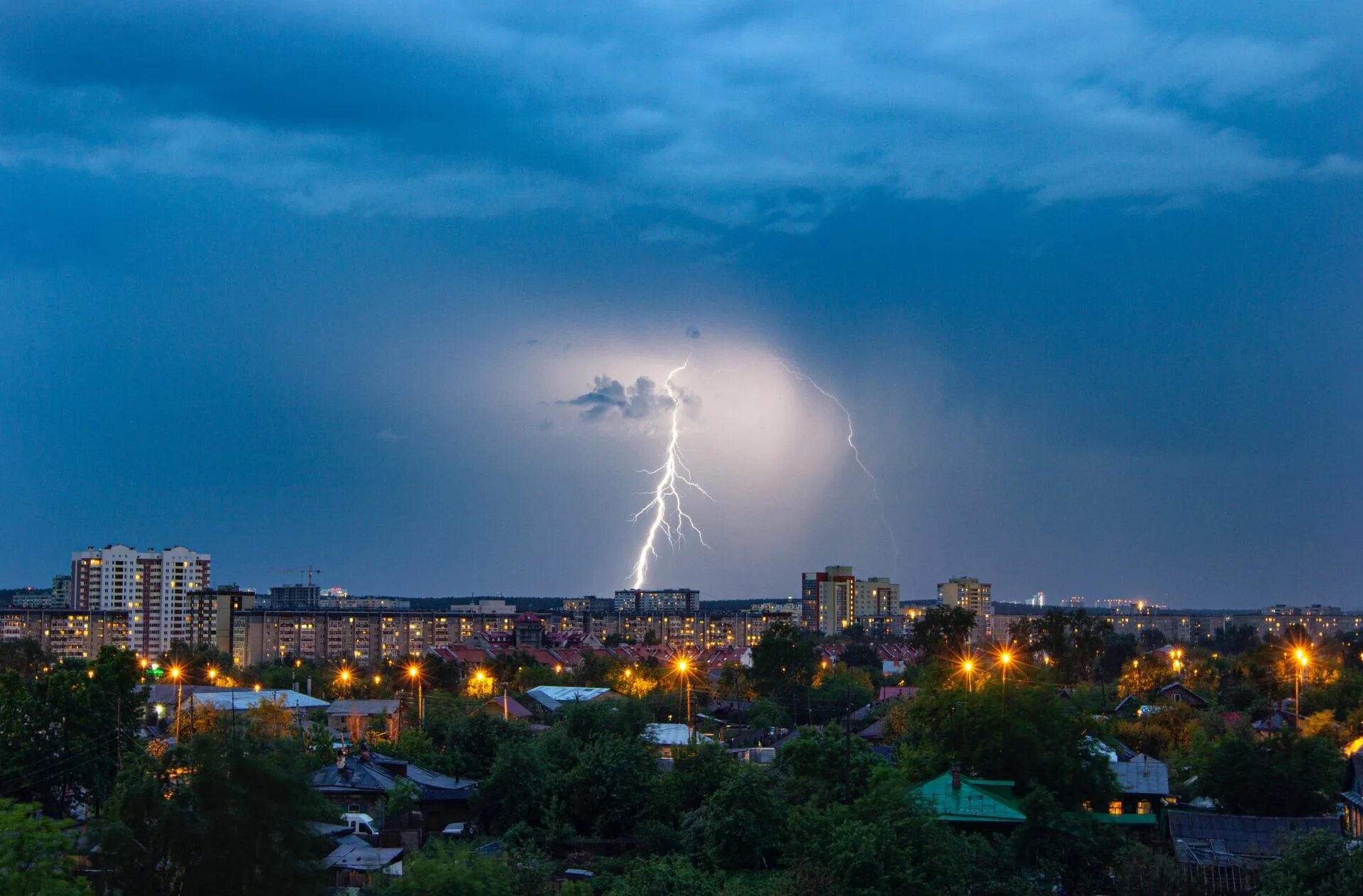 Гроза Магнитогорск. Гроза над городом. Небо гроза. Гроза в городе.