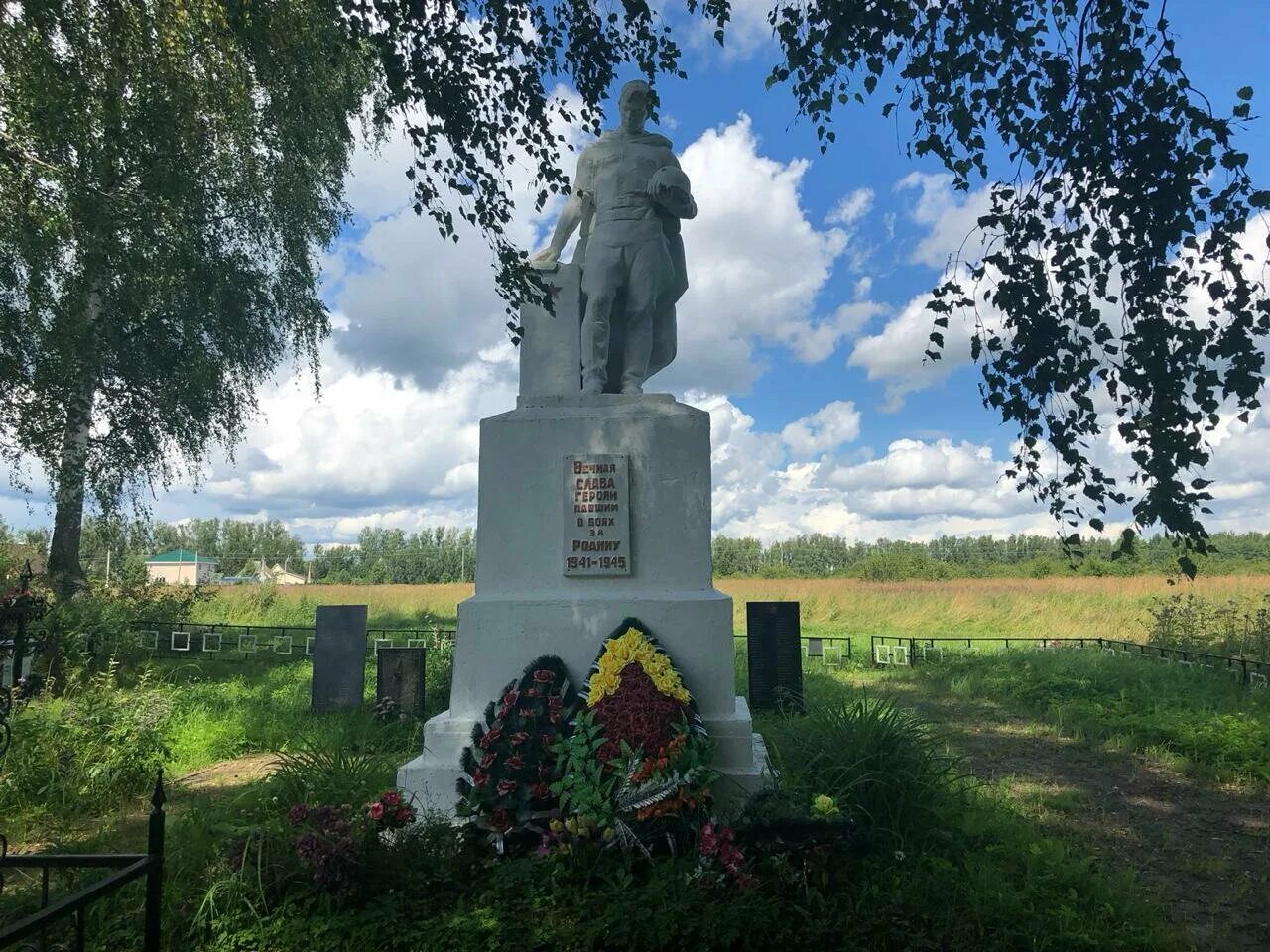 Село износки калужская область братская могила. Калужская обл износковский. Деревня ивановское братская могила. Калужская обл износковский. Смоленская область износковский район.