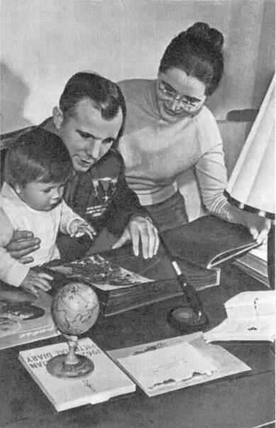 Младшая дочь гагарина биография. Гагарин с дочками. Гагарин и его семья.