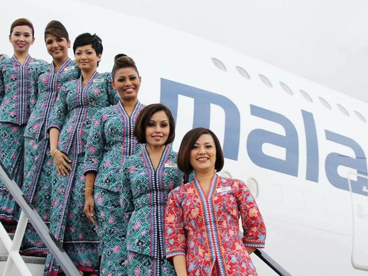Малайзия Эйрлайнс стюардессы. Авиакомпания малазийские авиалинии. Малайзия Аирлинес. Авиакомпания в Малайзии Малайзия Эйрлайнс.