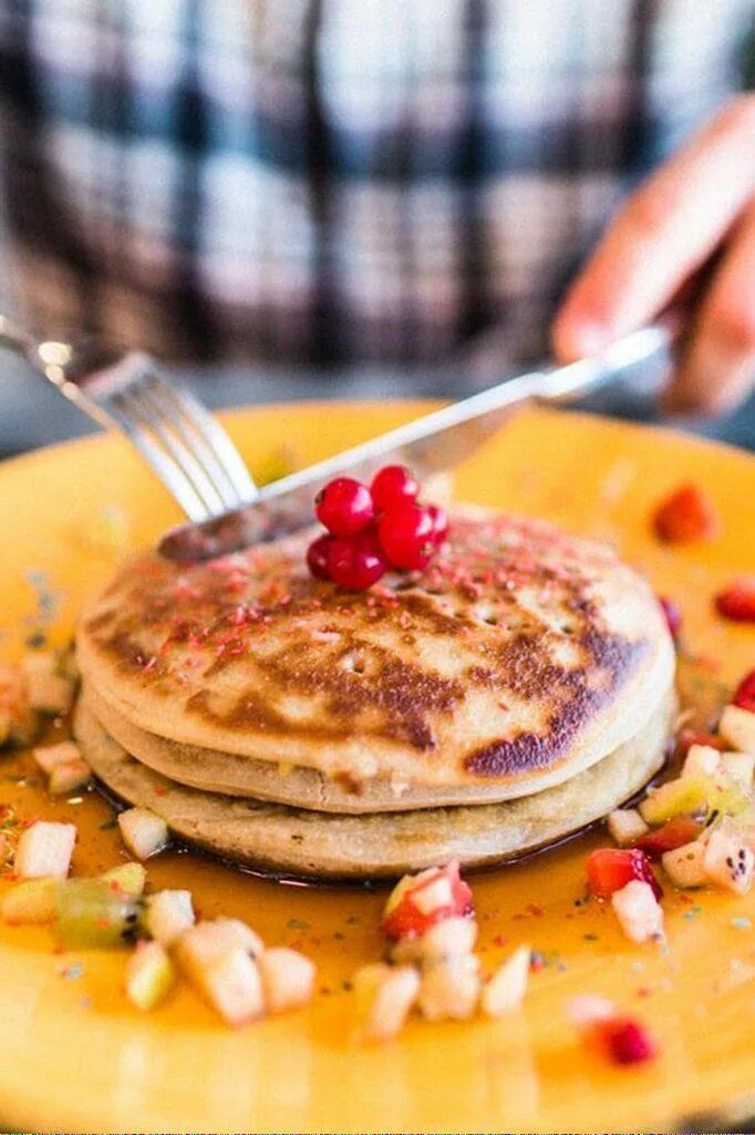 Вкусные блюда. Еду но. Бургеры в машине. Наклейка не вижу но еду. Еду но.