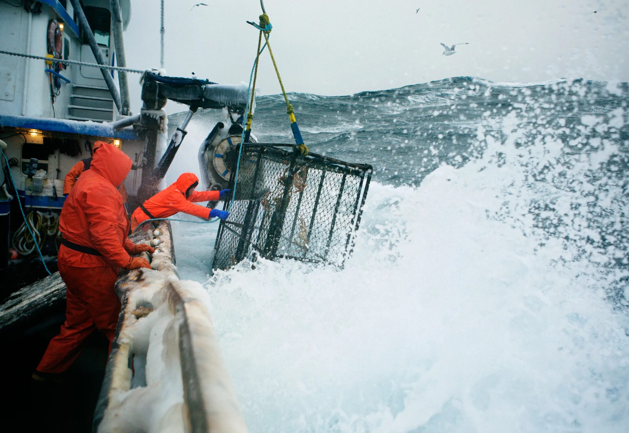 Краболовы Охотское море. Ловля крабов в Беринговом море. Берингово море рыболовство. Американские краболовы Аляска. Работа на крабе