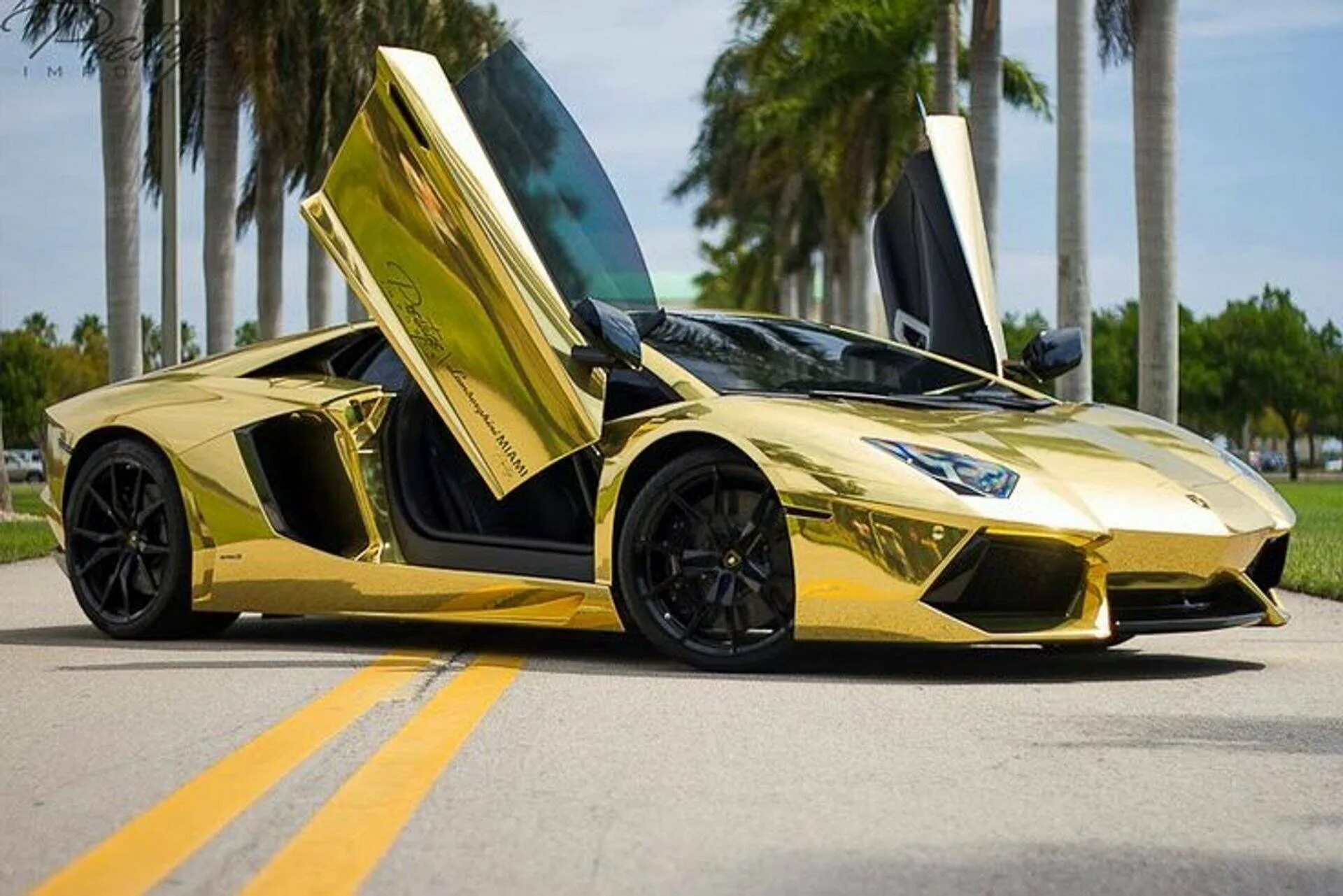 Золотой Lamborghini авентадор