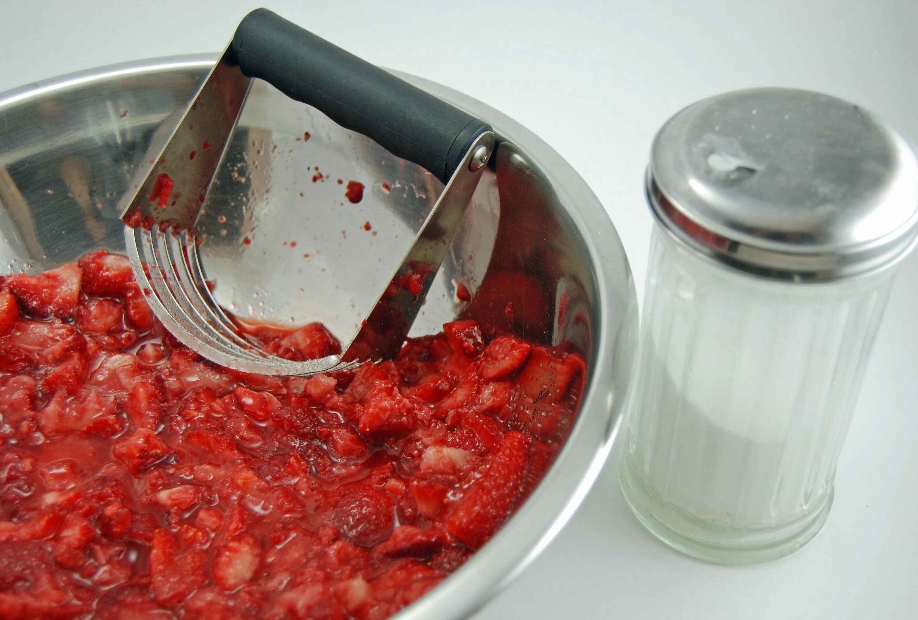 Клубника перетертая с сахаром. Земляника протертая с сахаром на зиму. Клубника протертая с сахаром пропорции. Клубника протертая с сахаром на зиму без варки. Перетёртая клубника замороженная.