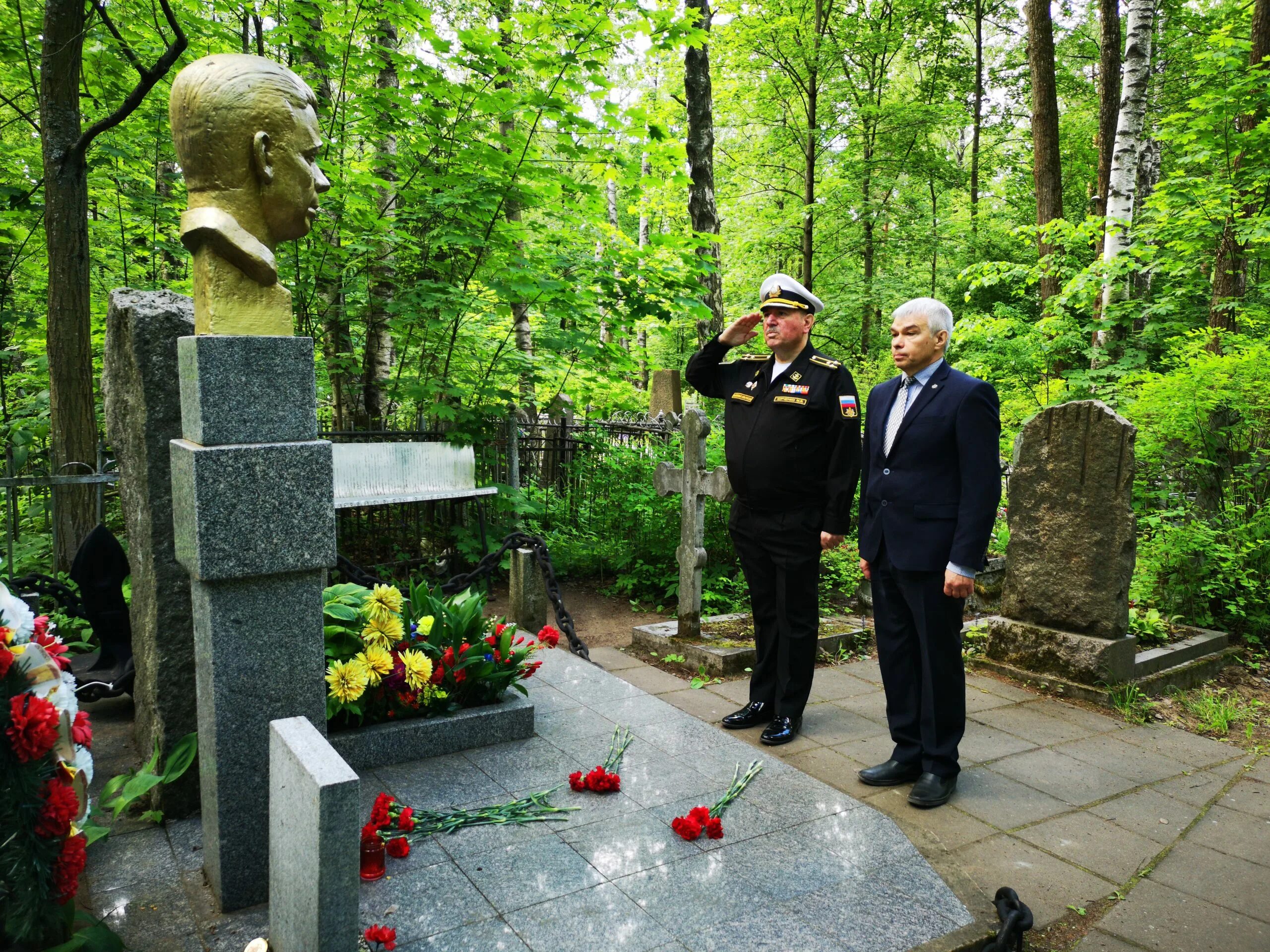 Похороненные на богословском. Могила Алексея Германа на Богословском кладбище. Богословское кладбище холм славы. Богословское кладбище Санкт-Петербург. Питер Богословское кладбище.