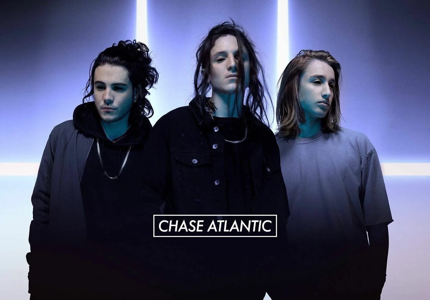 Песня into it chase atlantic. Chase atlantic кристиан энтони. солист группы chase atlantic. chase atlantic чейз атлантик. chase atlantic 2025.