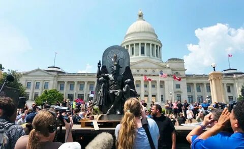 Власти напротив