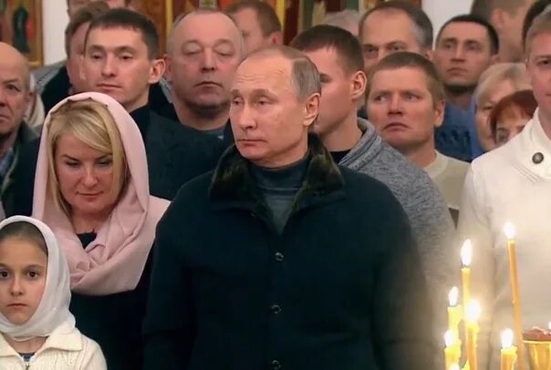 Владимир Путин встречает Рождество в древней новгородской церкви