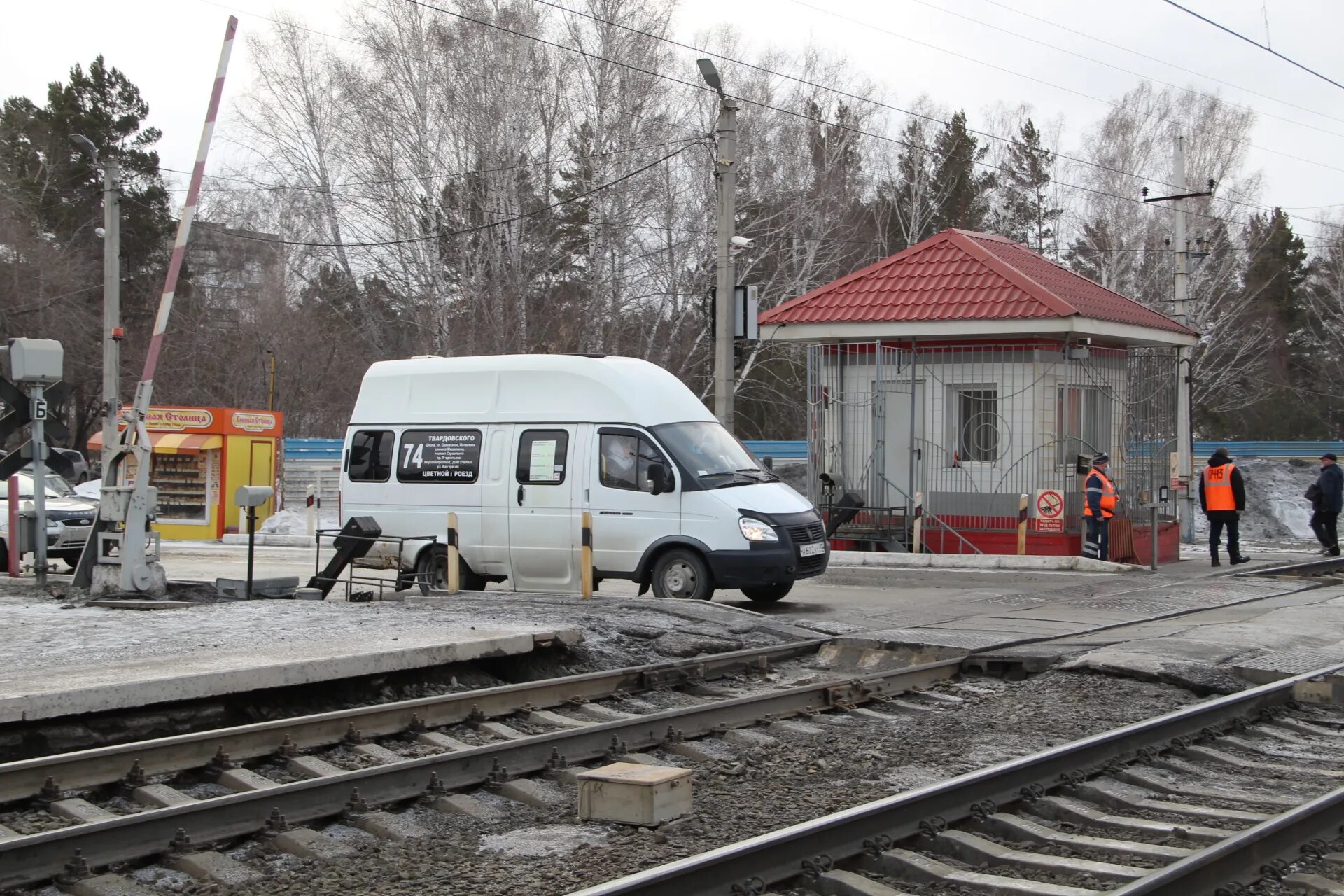 Переехать 11 году. Железнодорожная 11 Новосибирск. Железнодорожная 15/1 фото общественный транспорт.