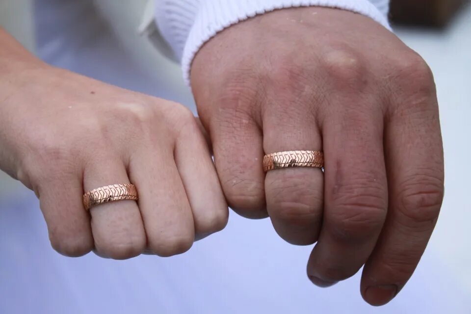 Poor girl ate wedding ring на русском. Обручальные кольца на руках. Обручальное кольцо на пальце. Мужские обручальные кольца на руке. Золотые обручальные кольца на руках.