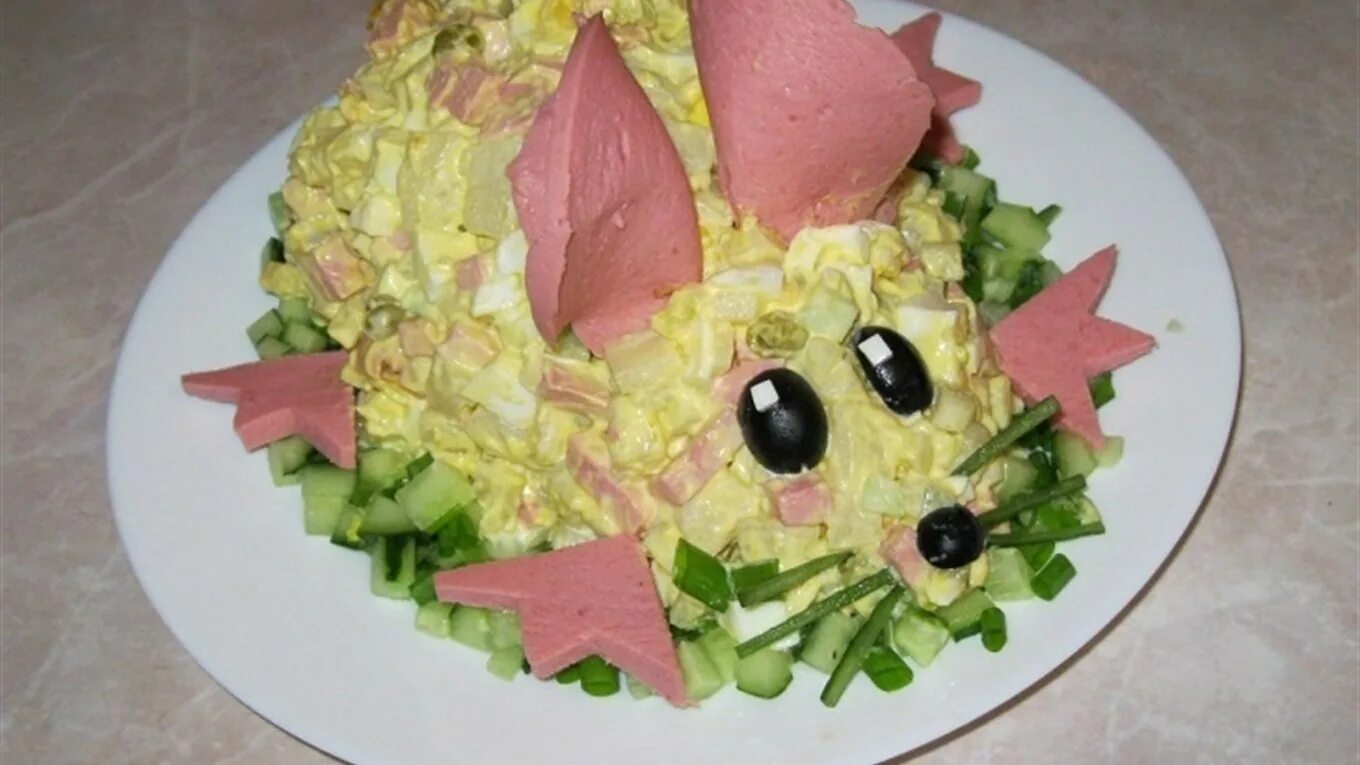 какой салат можно приготовить детям. украшение салата мышка. красивые салаты для детей. какой салат можно приготовить детям. какой салат можно приготовить детям.