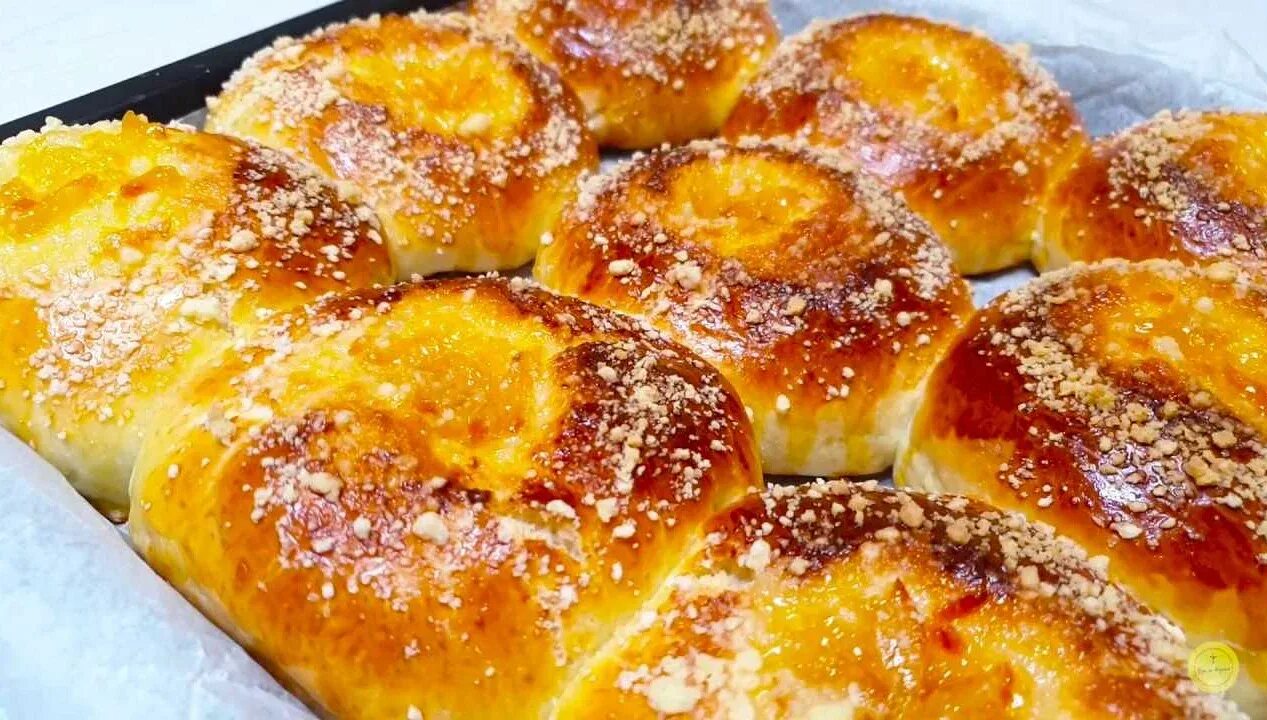 Дрожжевые булочки с повидлом. Булочки на кефире пышные в духовке без дрожжей. Булочки с повидлом из дрожжевого. Сдобные дрожжевые булочки. Булочки с сухофруктами.