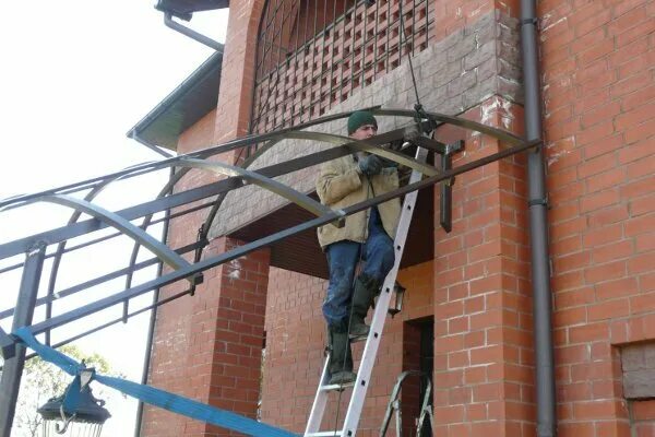 Козырек из поликарбоната грандлайн. Крепление трубы к стене. Крепление стропил односкатной крыши навеса. Как закрепить навес. Крепление навеса к каркасу.
