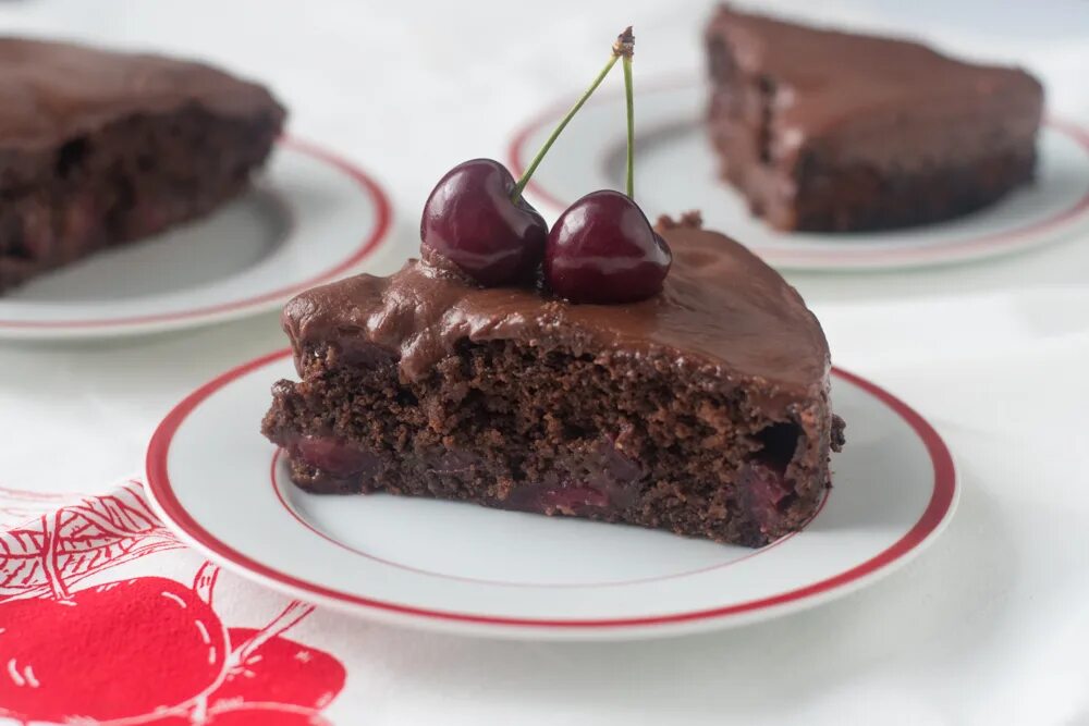 Торт вишня в шоколаде. Торт домашний шоколадный вишня. Торт "шоколадный с вишней". Торт вишневый поцелуй. Шоколадно вишневый торт шварцвальд.
