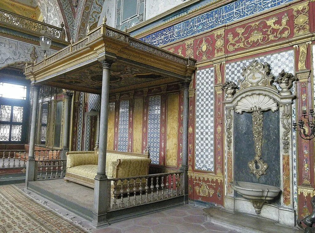 Где жили султаны. Дворец Султана Сулеймана в Стамбуле. Дворец Султана Сулеймана Топкапы. Дворец Топкапы снаружи. Топкапы Стамбул дворцовые сады.