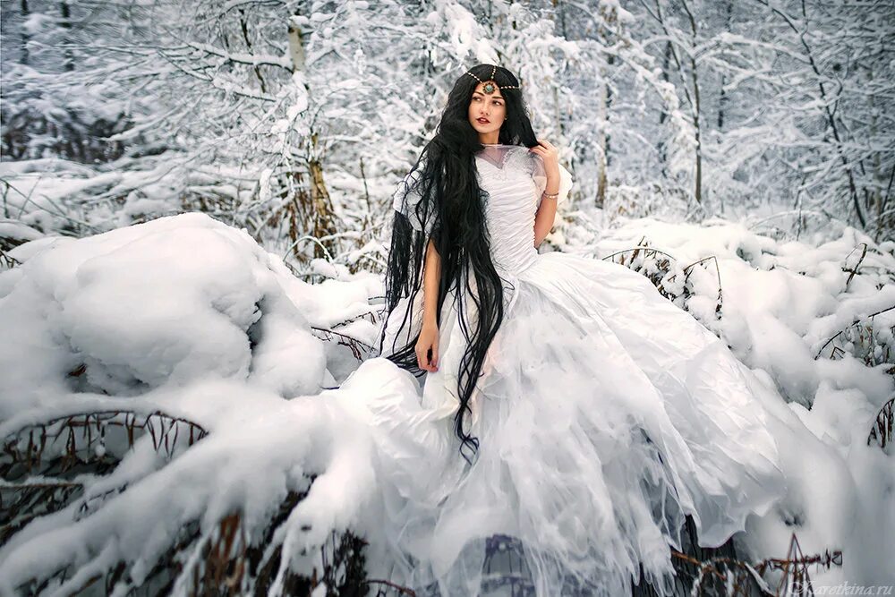 девушка под снегом. девушка в снегу. фотосессия на белом снегу. зимой платье белое песня. девушка в белом зимой.