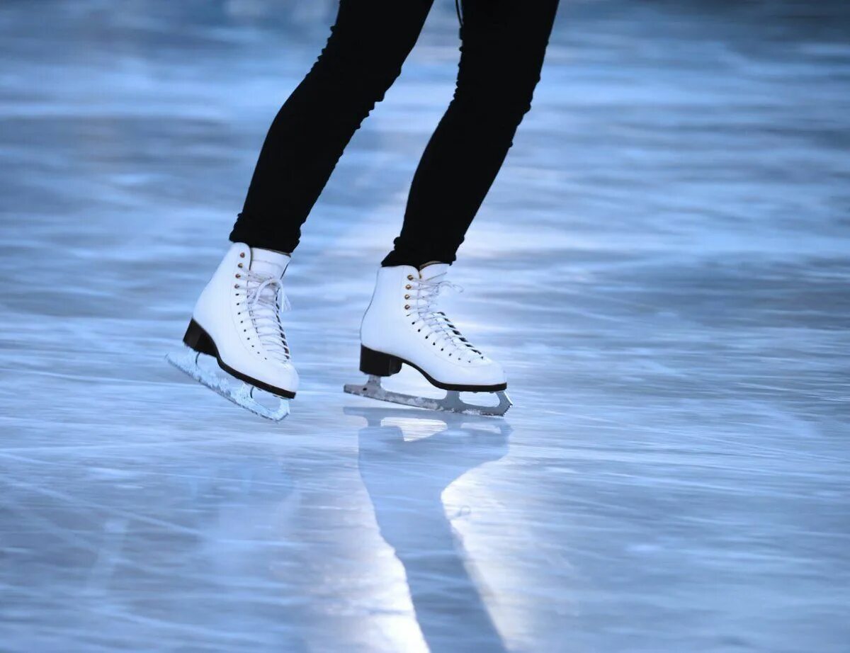 Трение коньки по льду. Катание на коньках. Коньки на льду. Каток коньки. Коньки зимой.