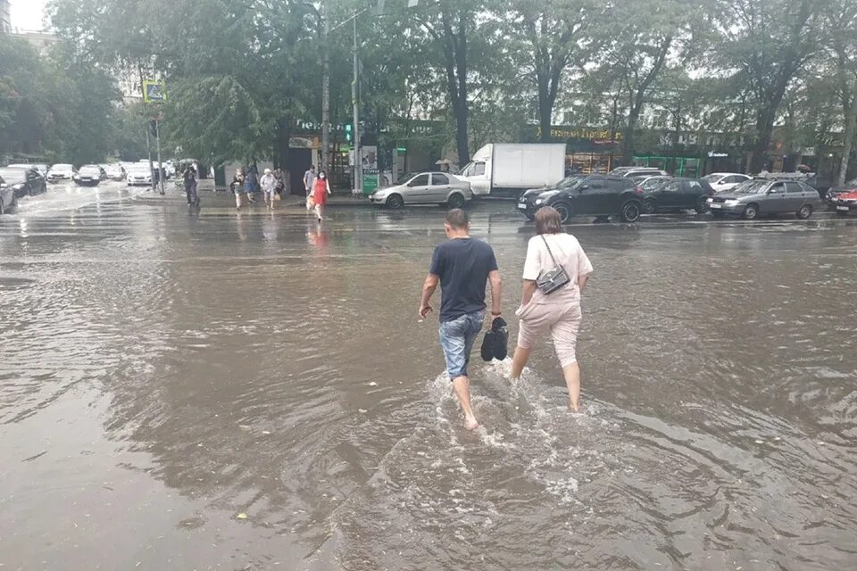 Ливень в Ростове на Дону. Сильный дождь. Ростов непогода. Ливень фото. 1 июня ростов на дону