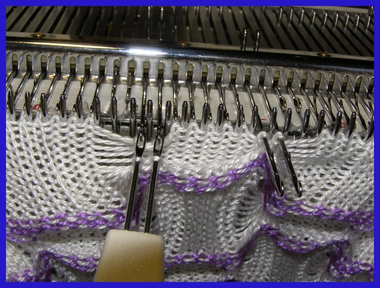 Вязка на вязальной машине. Вязальная машина bond classic. Вязальная машина brother kh 230. Сильвер рид 280/60. Плосковязальная машина steiger stg-3.