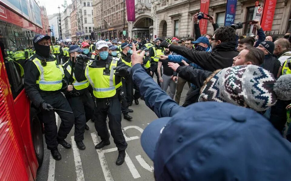 Картина дня сми. Протесты в Европе. Протестующие в Европе. Протесты в Европе 2020. Митинги во Франции 2021.