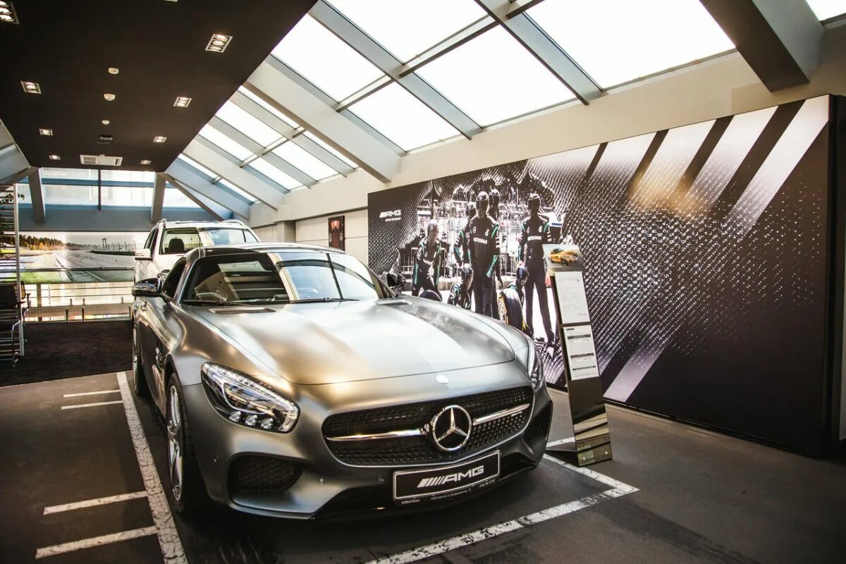 Автомобиль марки mercedes-benz в салоне. Автомобили мерседес в москве. Мерседес бенц крытый 4м. Автомобили мерседес в москве. Мерседес 2023 черный.