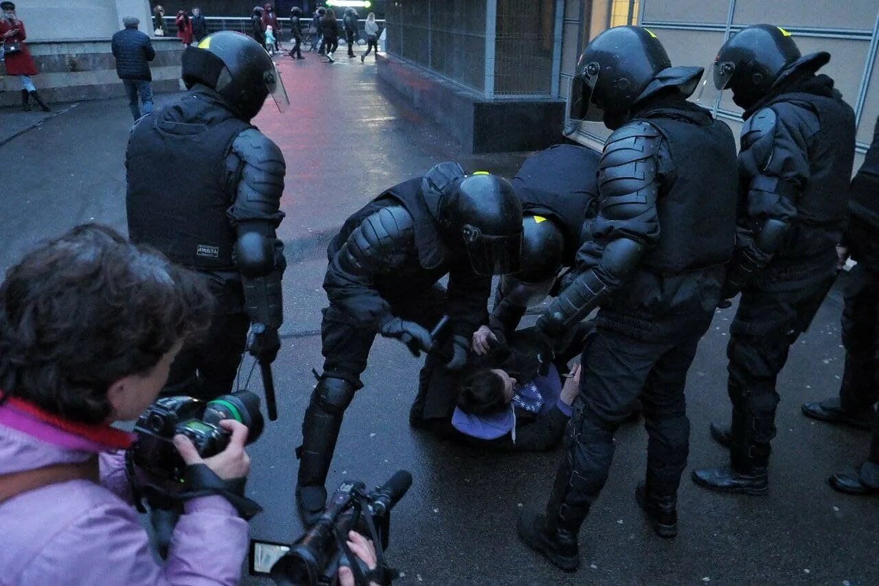 Толпа полицейских. Задержания митинга в Петербурге 21 апреля. ОМОН Санкт-Петербург. Против участников сво