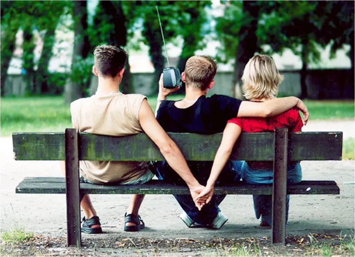 В некоторых случаях три. Любовный треугольник. Два парня на скамейке. Любовный треугольник на скамейке. Трое влюбленных на лавочке.