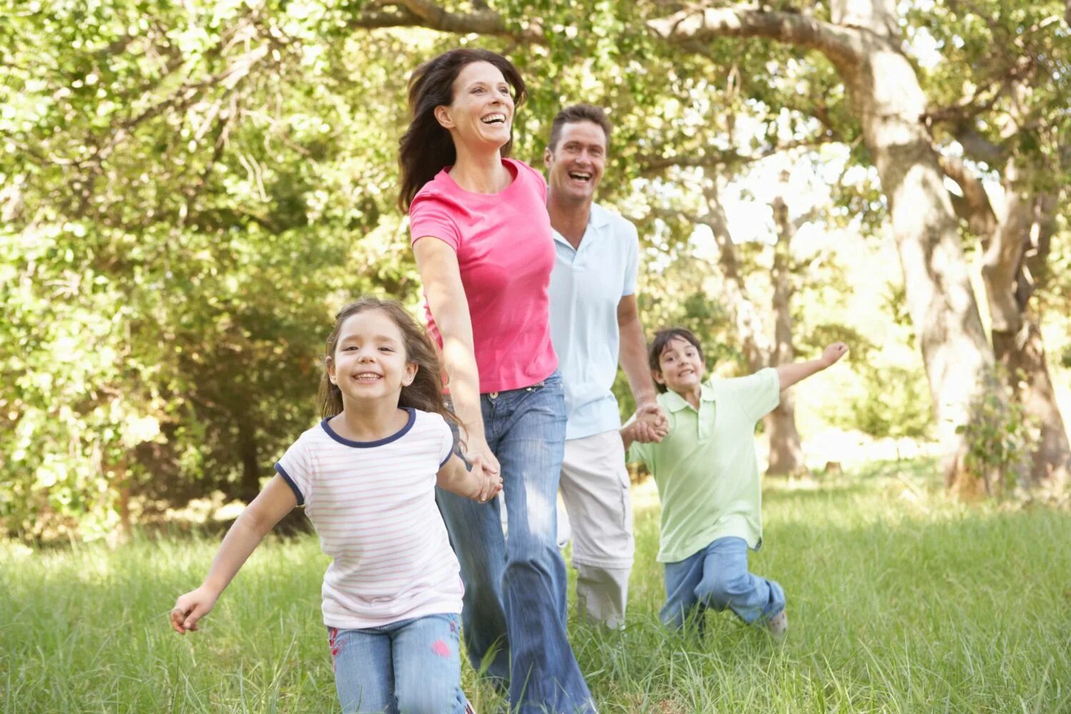 Family model stepping. Семья на прогулке. Счастливая семья на прогулке. Семья на прогулке в парке. Семейная прогулка.