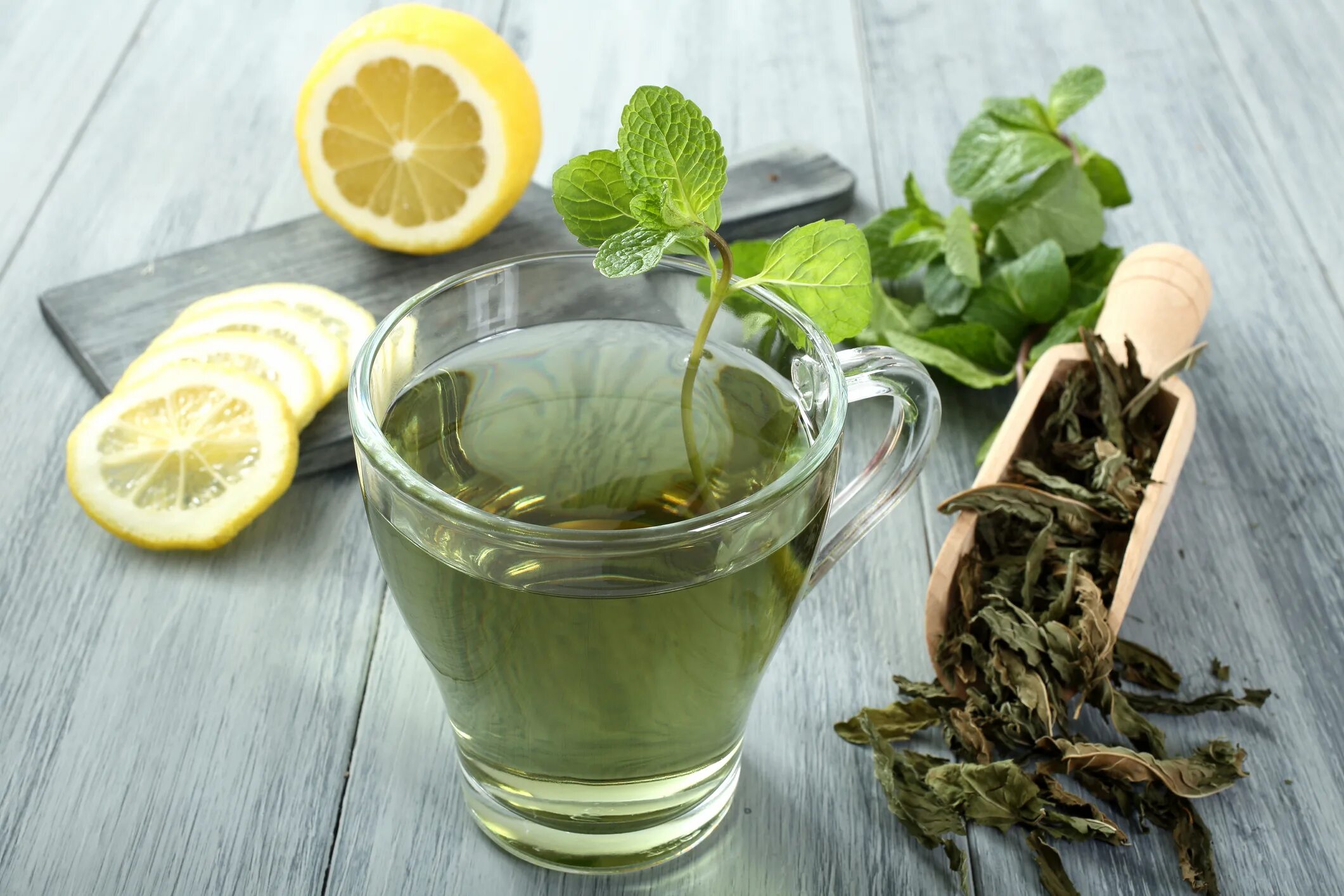 Народные средства для печени. Зеленый чай лимон и мята. Зеленый чай с лимоном. Зеленый травяной чай. Отвар из трав.