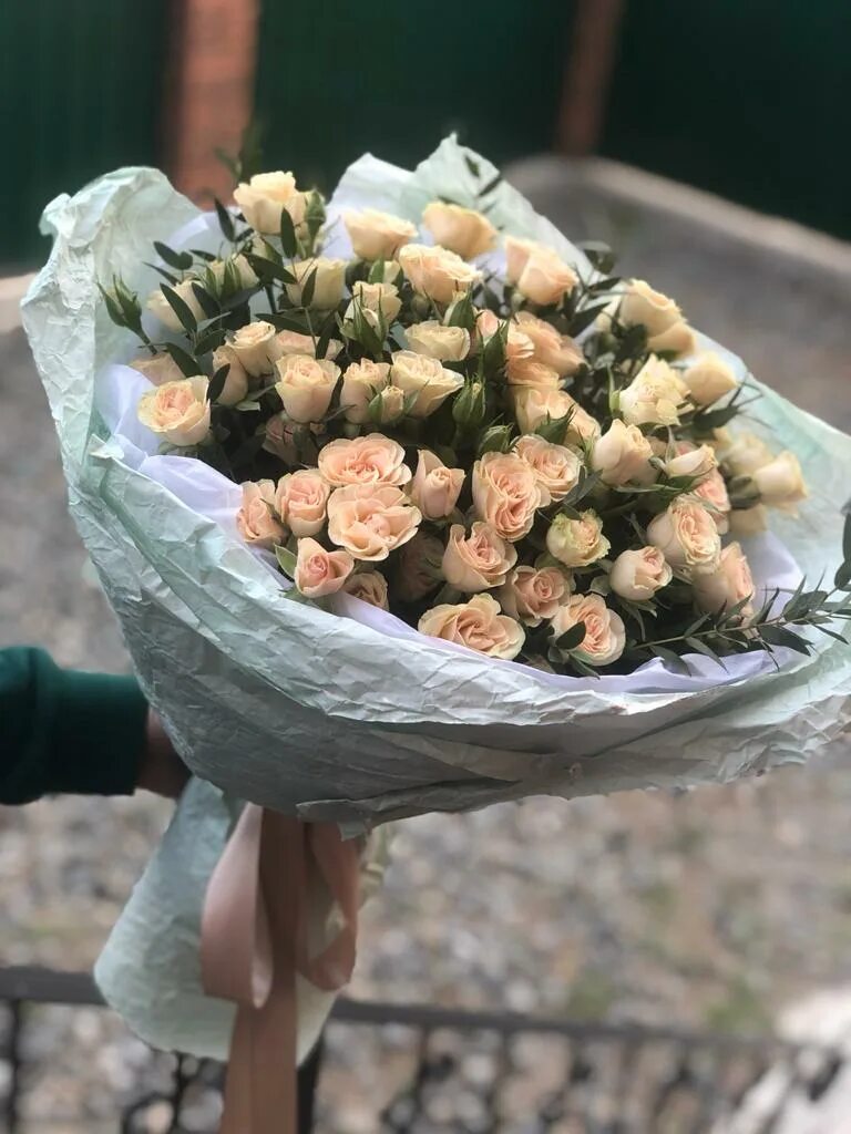 Что такое монобукет. Кустовые розы монобукет. монобукет из кустовой розы бежевые.