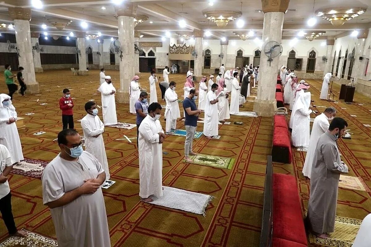 Намаз в мекке. Исламский университет в Мекке. Намаз в Мекке фото. Женщины в Мекке молятся.