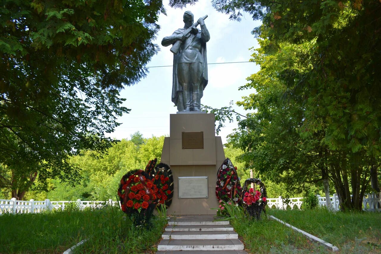 Атака на старый оскол. Памятник 17 героям бронебойщикам старый Оскол. 17 Героям-бронебойщикам, защищавшим разъезд Набокино старый Оскол. 17 Героев бронебойщиков старый Оскол. Подвиг 17 героев бронебойщиков в Старом Осколе.