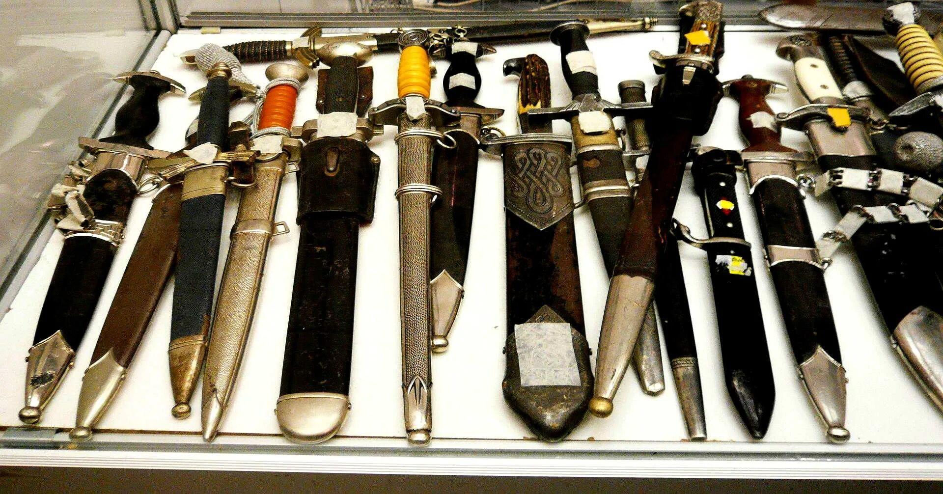 Продажа холодного оружия. Пашихин Холодное оружие магазин. Коллекционирование холодного оружия. Коллекция антикварного холодного оружия. Коллекционные ножи.