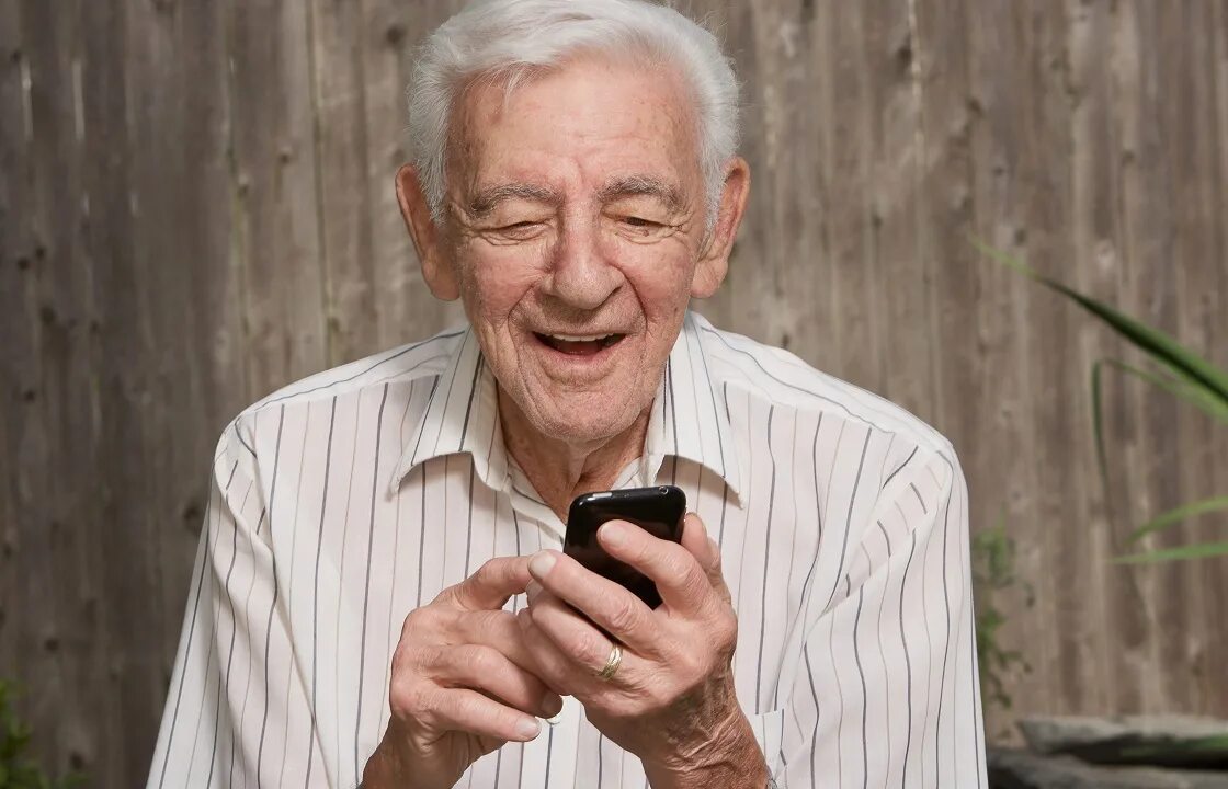 Кастинг старика. Пожилые люди. Старик со смартфоном. Телефон для старых людей. Старый человек.