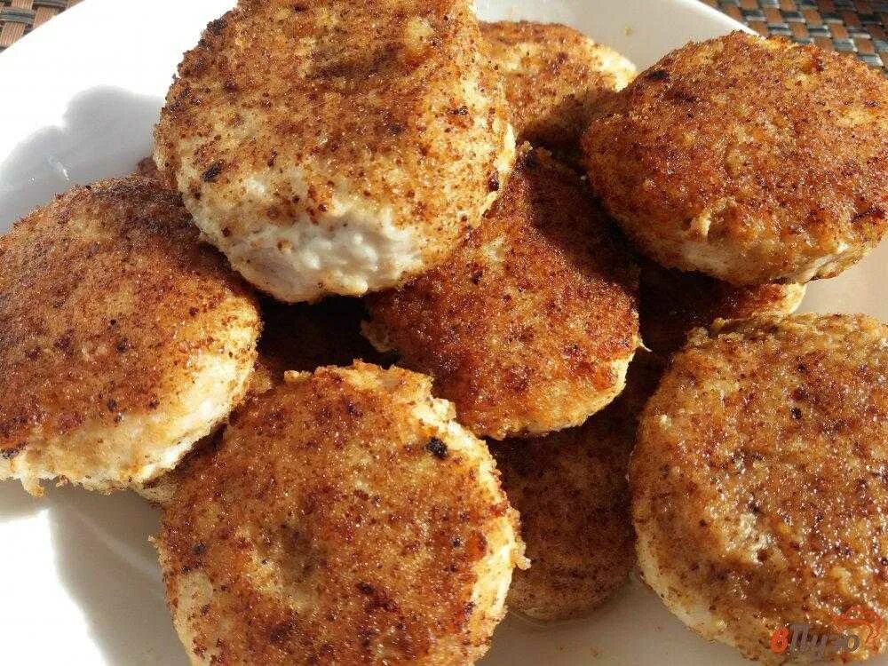 Куриный фарш в сухарях. Куриные котлетки в панировке. куриные котлеты в панировке. куриные котлеты в сухарях. котлеты в панировочных сухарях.