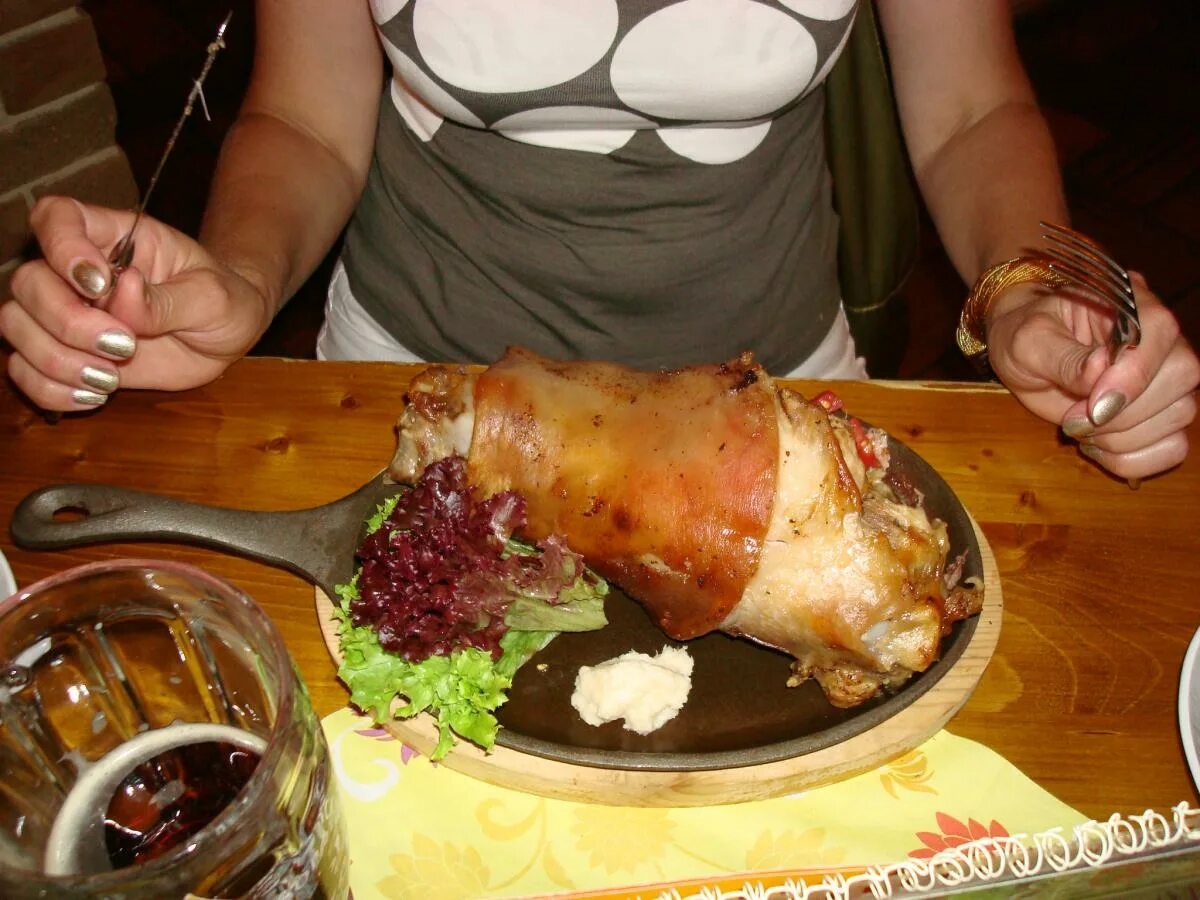 Вепрево колено. Свиная рулька по баварски. Свиные ножки в духовке. Рулька свиная запеченн. Сочная аппетитная рулька.