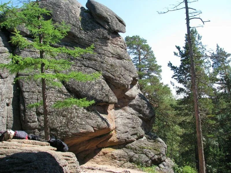 Морщинам соседних скал