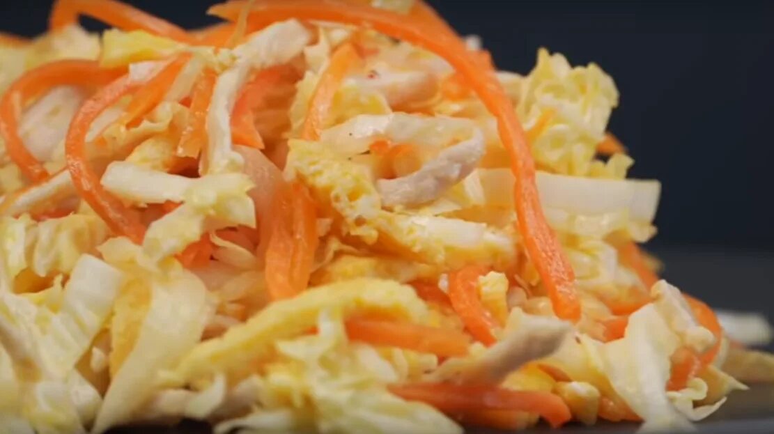 Салат с апельсином и курицей и корейской морковкой. Салат из куриной грудки и корейской моркови. Салат с апельсином и корейской морковкой. Салат с корейской морковью и апельсинами и курицей. Салат с апельсином и курицей и корейской морковкой.