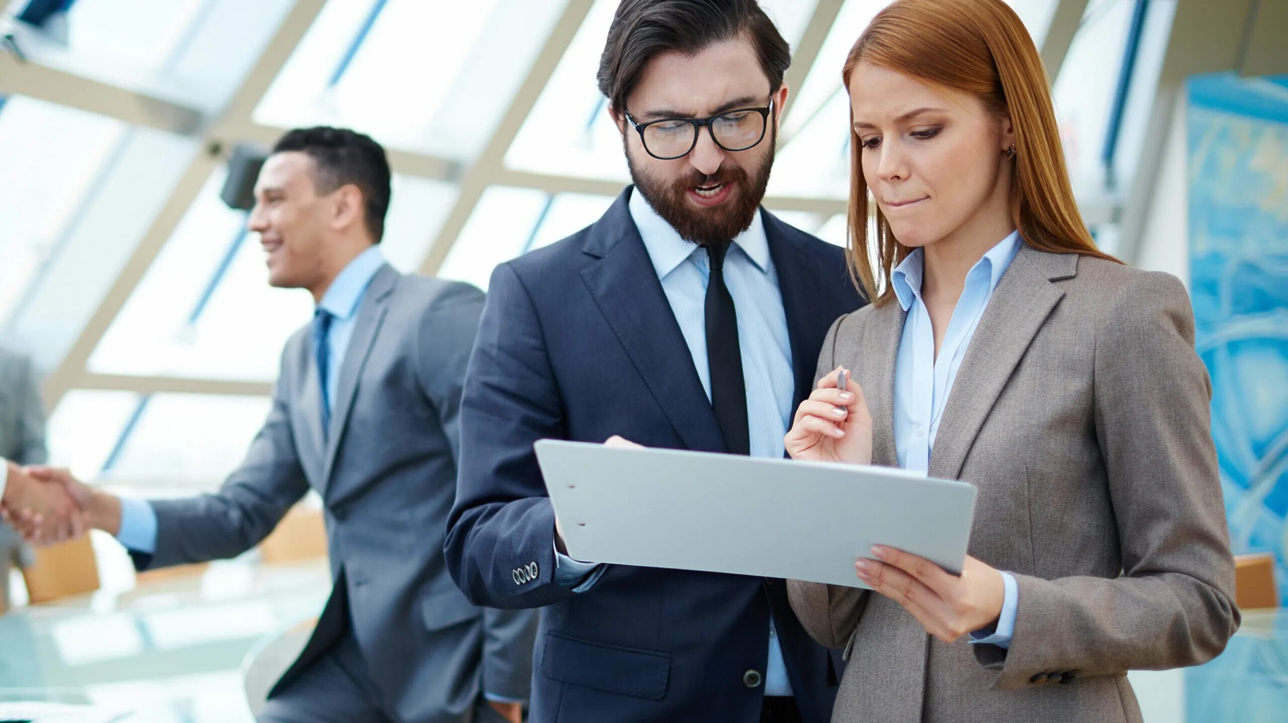 Рукопожатие двух девушек. Фотосессия бухгалтера. Может быть две официальные работы. Может быть две официальные работы. Может быть две официальные работы.