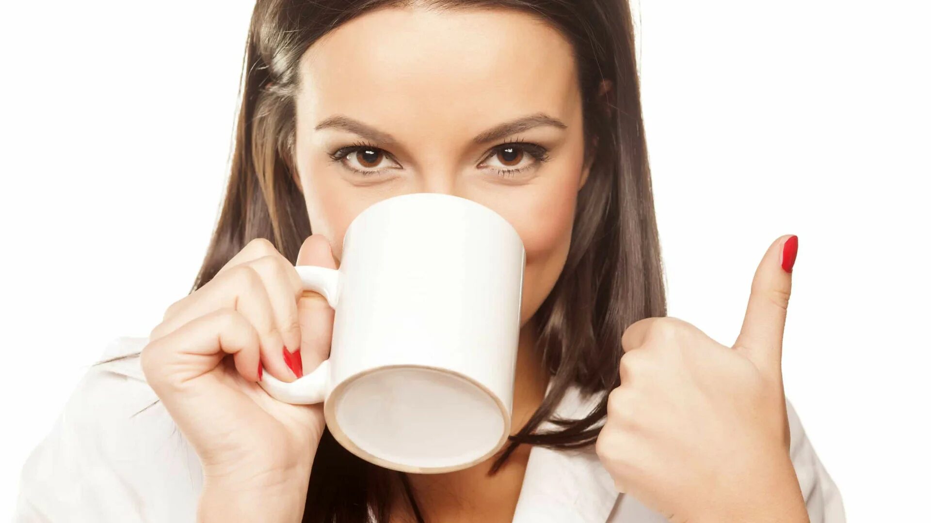 Чай лайк. Женщина пьет чай. Пью чай. Человек пьет чай. Девушка с кофе в руках.