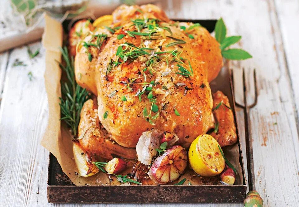 Фаршированная курица. Фаршированная курица в духовке. Курица фаршированная овощами. Курица запеченная с овощами.