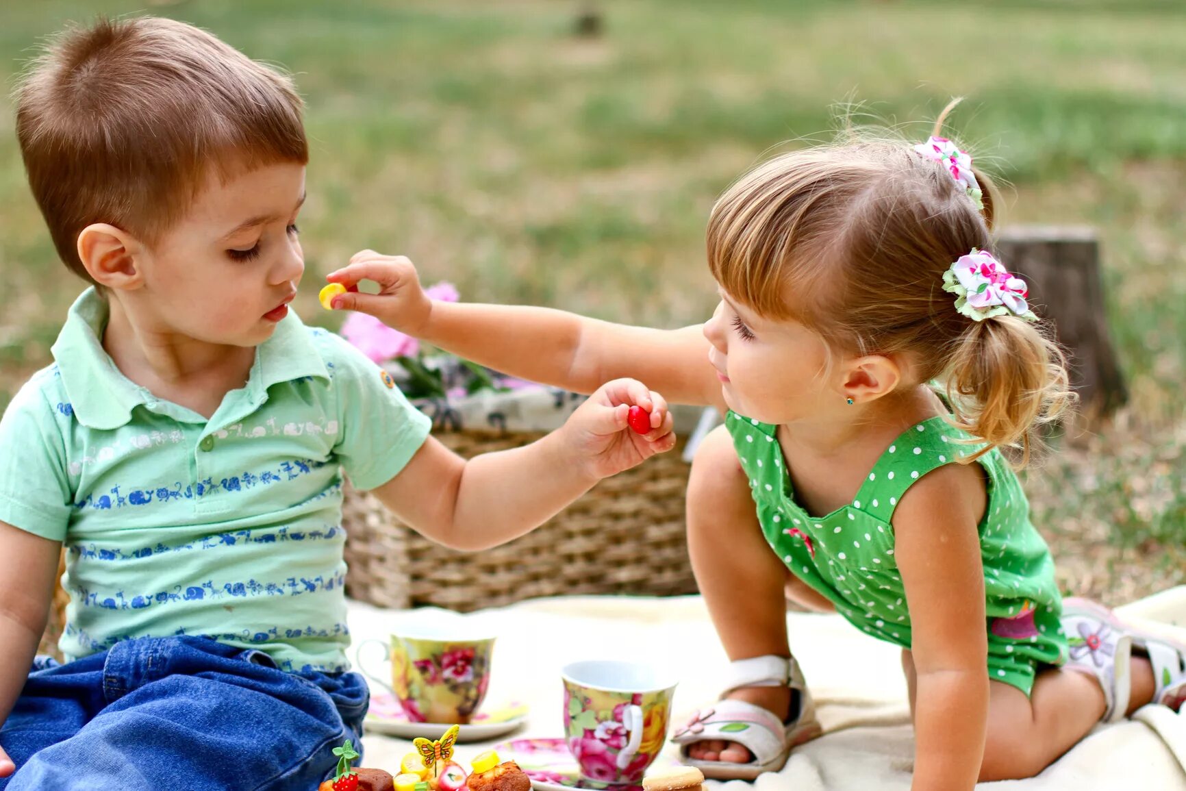 Kid s love. Сладости для детей. Дети делятся друг с другом. Ребенок угощает. Конфетки для детей.