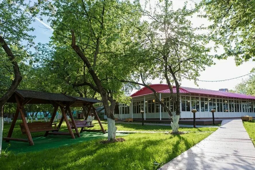 Apple hill крылатское. Площадка яблоневый сад крылатское. яблоневый сад apple hill крылатское. ресторан яблоневый сад в крылатском.