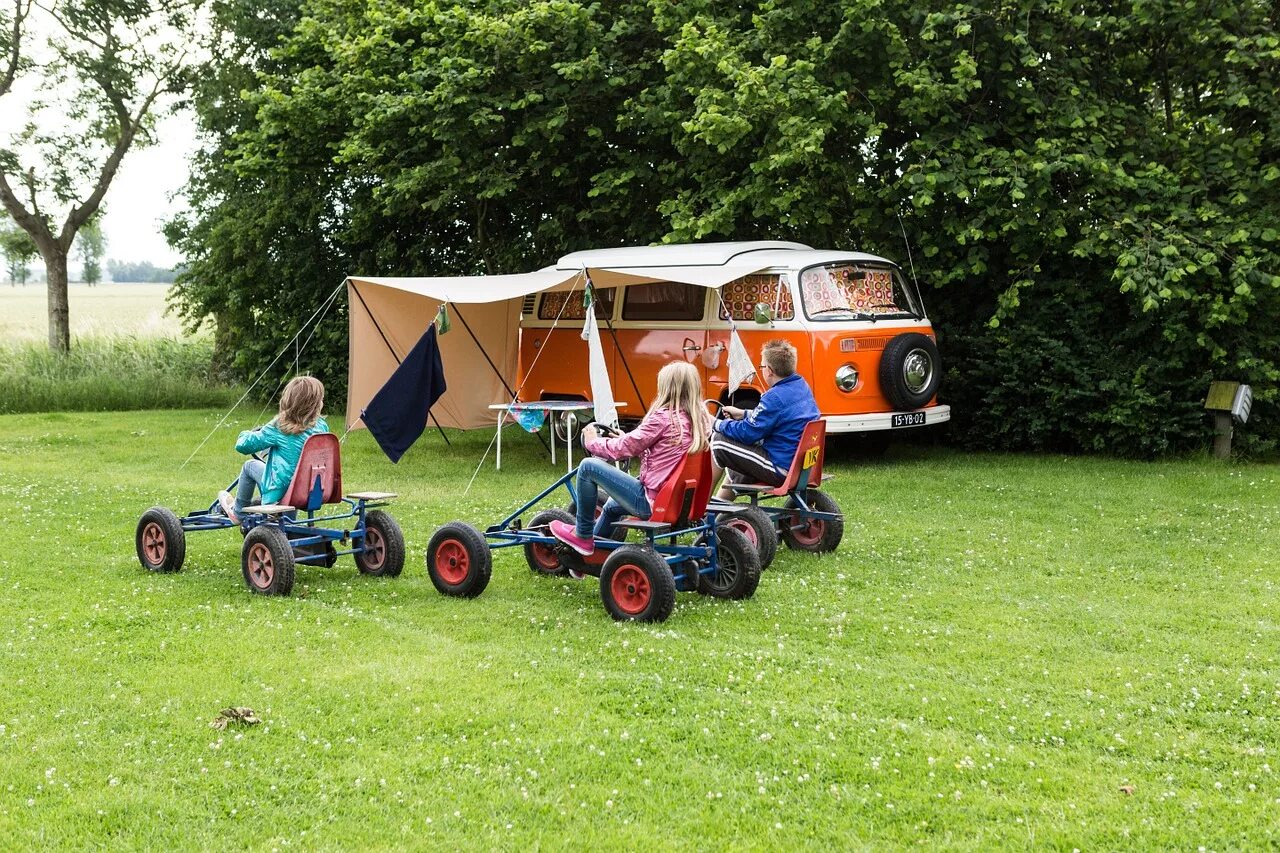 Child camping. Кемпинг с детьми. Дети в автокемпинге. Детский лагерь. Детский кепинг.