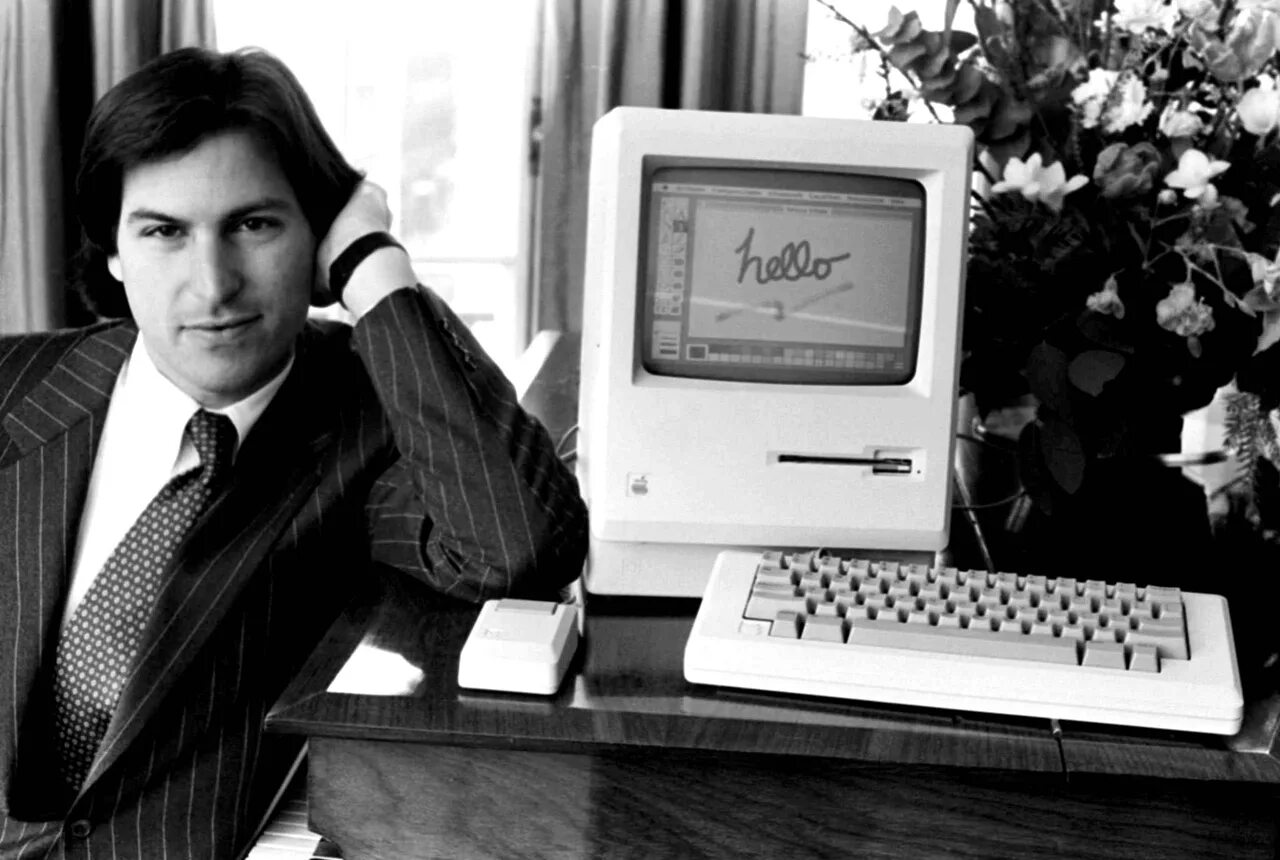 Стив джобс макинтош. Steve jobs computer. Steve jobs computer. Стив джобс 1984. Стив джобс с аймаком.