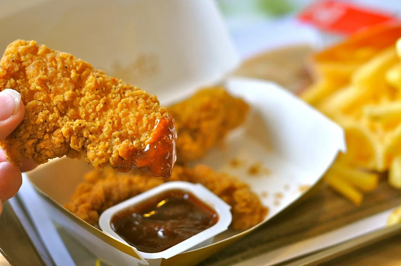 MCDONALDS tenders Crispy Chicken. Кляр для наггетсов. Наггетсы в чипсах. Наггетсы с хрустящей корочкой.