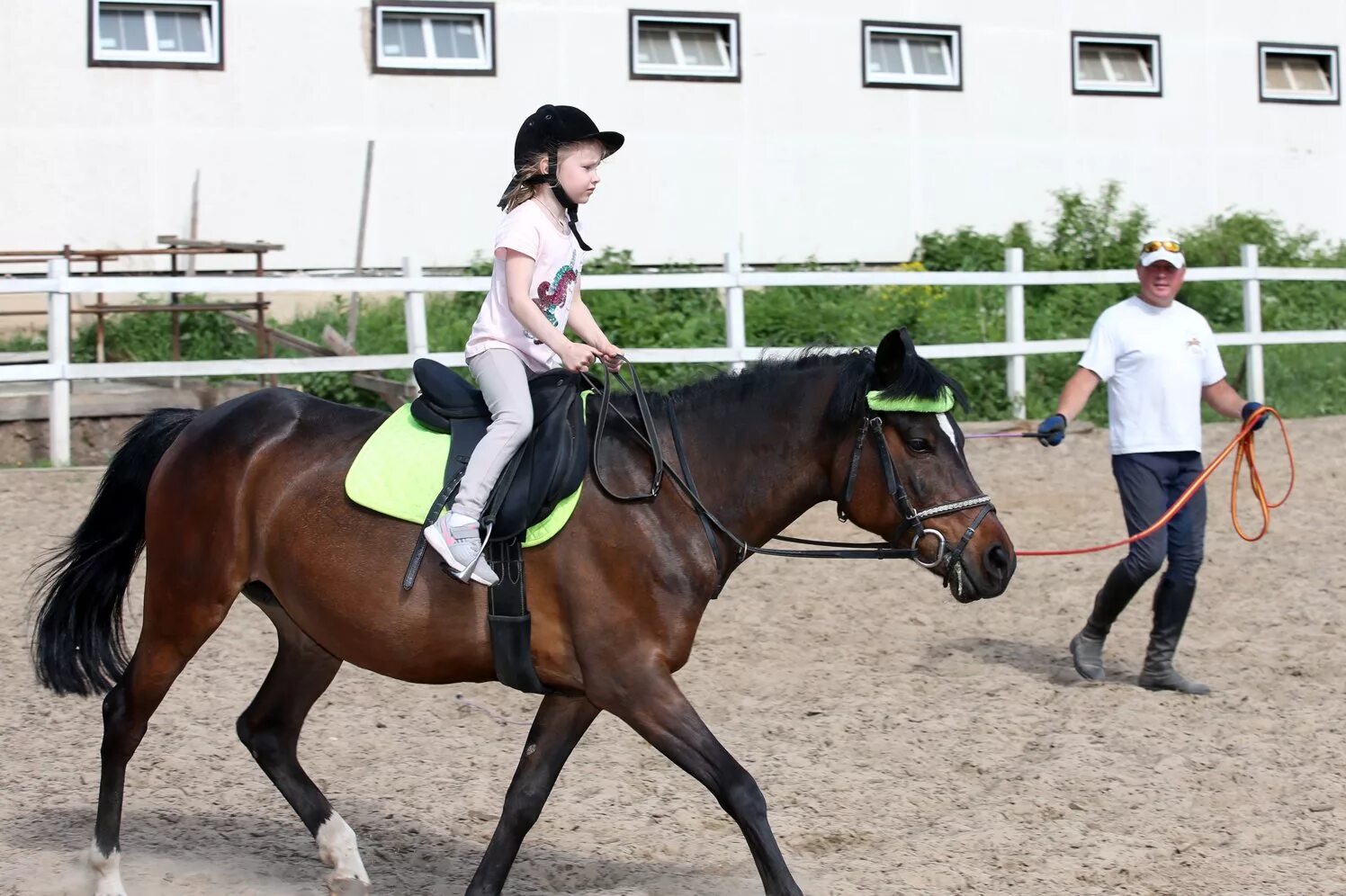 Верховая езда недорого. Езда верхом. Занятия конным спортом. Верховая езда для детей. Занятия верховой ездой.